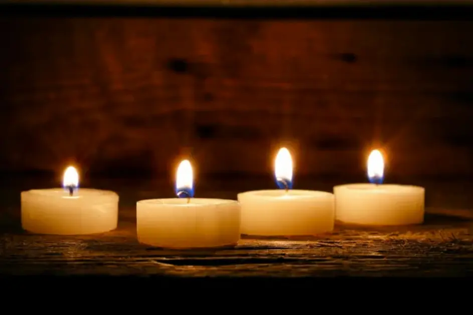 A group of candles that are lit up.